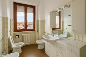 Ένα μπάνιο στο Comfortable apartment 5 minutes from Rho Fiera-Milano
