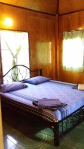 En eller flere senge i et værelse på Happy Bungalow