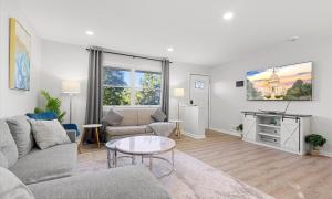 Belle HavenにあるUpscale Old Town Views 3BD Luxのソファとテーブルのあるリビングルーム