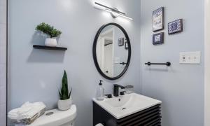 ein weißes Badezimmer mit Waschbecken und Spiegel in der Unterkunft The Emerald Grand Old Town Views in Belle Haven + 24 Fotos