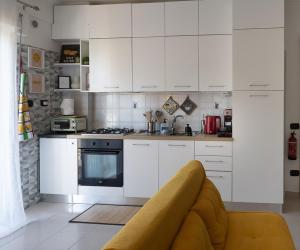 チャンピーノにあるHibiscus Apartment Ciampino Rome Romaのキッチン(白いキャビネット、コンロ付) +15枚の写真