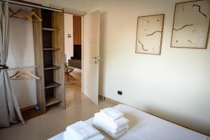 チャンピーノにあるHibiscus Apartment Ciampino Rome Romaのベッド1台(タオル付)が備わる客室です。