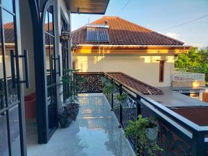 an external view of a house with a balcony at Guest House Adiwinoto in Mantaak