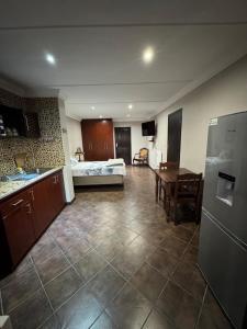 Una habitación con cocina y sala de estar. en Accommodation Unwind, en Langebaan