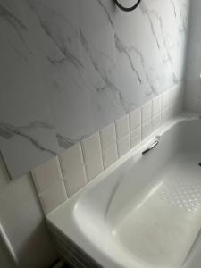 Koupelna v ubytování Contractor Family Friendly Modern Home Free Parking Sleeps 7