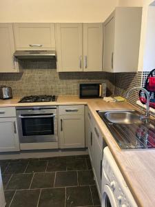 Kuchyň nebo kuchyňský kout v ubytování Contractor Family Friendly Modern Home Free Parking Sleeps 7 + 11 fotografií