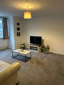 TV a/nebo společenská místnost v ubytování Contractor Family Friendly Modern Home Free Parking Sleeps 7