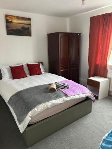 Postel nebo postele na pokoji v ubytování Contractor Family Friendly Modern Home Free Parking Sleeps 7