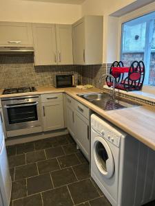 Kuchyň nebo kuchyňský kout v ubytování Contractor Family Friendly Modern Home Free Parking Sleeps 7