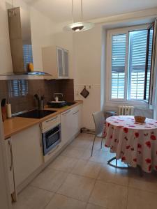 una cucina con tavolo e tovaglia; di Appartement tout équipé - Le Beau Site ad Aix-les-Bains