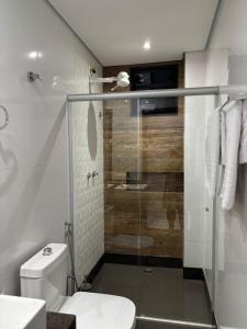 Koupelna v ubytování Apartamento novinho e central - 2 ou 3 quartos, 2 banheiros, elevador e estacionamento + 25 fotografií