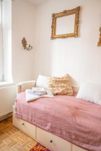 Postel nebo postele na pokoji v ubytování Zimmer in Künstlerwohnung