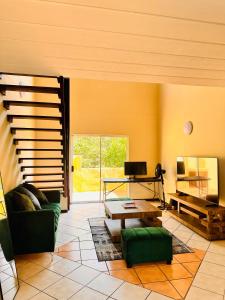 una sala de estar con un sofá y una mesa en Balcony Bliss, en Johannesburgo 14 fotos más