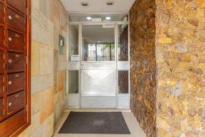ポルト・アレグレにあるApt Aconhego no Centro Históricoのガラス戸と石壁の廊下 +36枚の写真