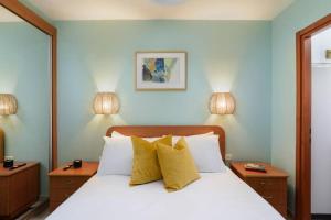 Katil atau katil-katil dalam bilik di Neta's Central 3BR Gem Close to the Beach with Bomb Shelter in Tel Aviv