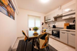 a kitchen with a table and chairs in a room at Apartman Berlin Sokobanja in Soko Banja