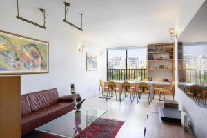 Ruang duduk di Neta's Central 3BR Gem Close to the Beach with Bomb Shelter in Tel Aviv