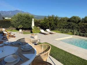 ジャッレにあるVilla Lycheeのパティオ(テーブル、椅子付)、スイミングプールが備わります。