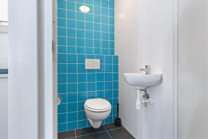 a bathroom with a toilet and a sink at Weststraat 22 - Ouddorp - Appartement Oost 3P in Ouddorp