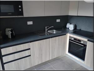 Η κουζίνα ή μικρή κουζίνα στο Belle Chambre Meublée, dans appart neuf de 3 CH