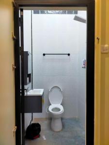a bathroom with a toilet and a sink at Guest House Adiwinoto in Mantaak