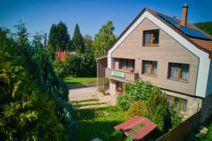 MátraszentistvánMátraForRest的从空中俯瞰一栋带院子的房子。