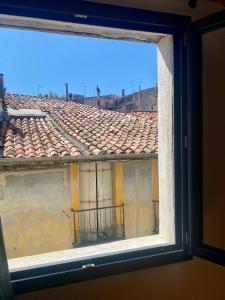 una finestra con vista su un tetto piastrellato di Le petit Corum - HH a Montpellier