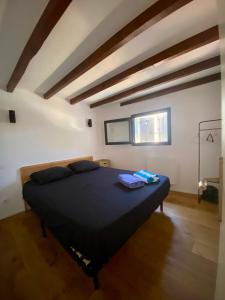 una camera con un letto in una stanza con pavimenti in legno di Le petit Corum - HH a Montpellier