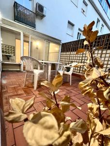un patio con 2 sillas, una mesa y una planta en Acojedor apartmento, centro con patio, en Sabadell 26 fotos más