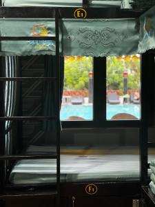 Riverside Hoi An, Dolphins Hostel في هوي ان: سرير بطابقين بإطلالة على المسبح