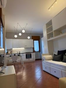 Una sala de estar y cocina con una cama en una habitación. en Vicenza Charm Apartment, en Vicenza 13 fotos más