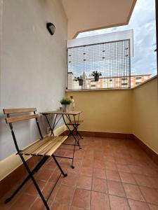 Habitación con banco y ventana en Vicenza Charm Apartment, en Vicenza