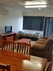 TV a/nebo společenská místnost v ubytování Augathella Palms Motel