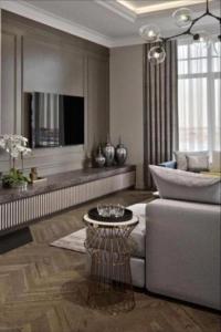 una sala de estar con un sofá y una mesa en Luxary Home Flora inn, en Baku