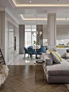 una sala de estar con un sofá y una mesa en Luxary Home Flora inn, en Baku