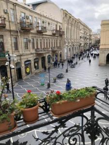 una calle de la ciudad con gente caminando por la calle en Luxary Home Flora inn, en Baku
