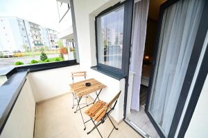 シビウにあるFLH - Lion's Nestの小さなバルコニー(木製テーブル、椅子2脚付)