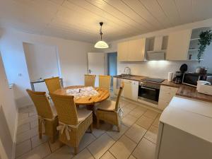 a kitchen with a table and chairs in a kitchen at Ferien bei Wielochs in Gedern