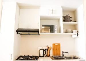 Η κουζίνα ή μικρή κουζίνα στο Sleek and modern apartment