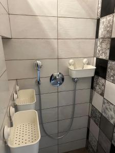 Un baño con dos inodoros y una ducha. en Domek na Krakowskiej, en Kęty