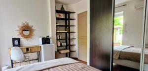 Ένα ή περισσότερα κρεβάτια σε δωμάτιο στο Chambre Chez l'habitant "Maïssi"