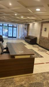 ein Wohnzimmer mit einem großen Tisch und einem Sofa in der Unterkunft negm shehab hotel in Kairo