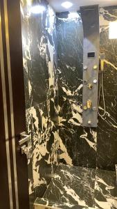 ein Badezimmer mit einer schwarz-weißen Marmorwand in der Unterkunft negm shehab hotel in Kairo + 30 Fotos