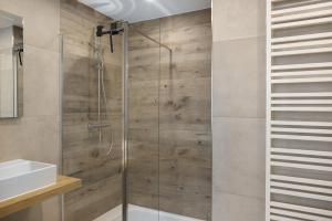 a bathroom with a glass shower with a sink at Ferienwohnung 1 Coburg-Creidlitz in Coburg +11 photos