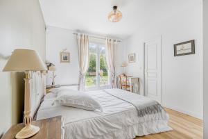 Una cama o camas en una habitación de Bastide De Mongiraud 38 fotos más