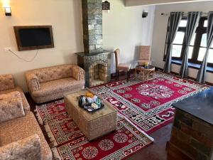 Et opholdsområde på Kumaon Roop Resort Near Neem Karoli Temple