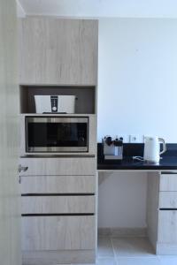 une cuisine avec un comptoir avec un micro-ondes dans l'établissement Luxurious Zed park tower pearl, à Sheikh Zayed