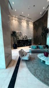 un salon avec deux canapés et un canapé dans l'établissement Luxurious Zed park tower pearl, à Sheikh Zayed 60 autres photos