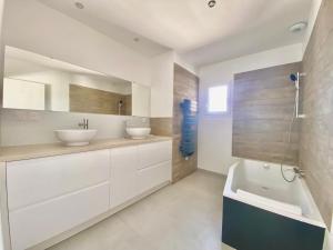 Ένα μπάνιο στο Villa Verde Modern