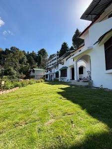 En have udenfor Kumaon Roop Resort Near Neem Karoli Temple